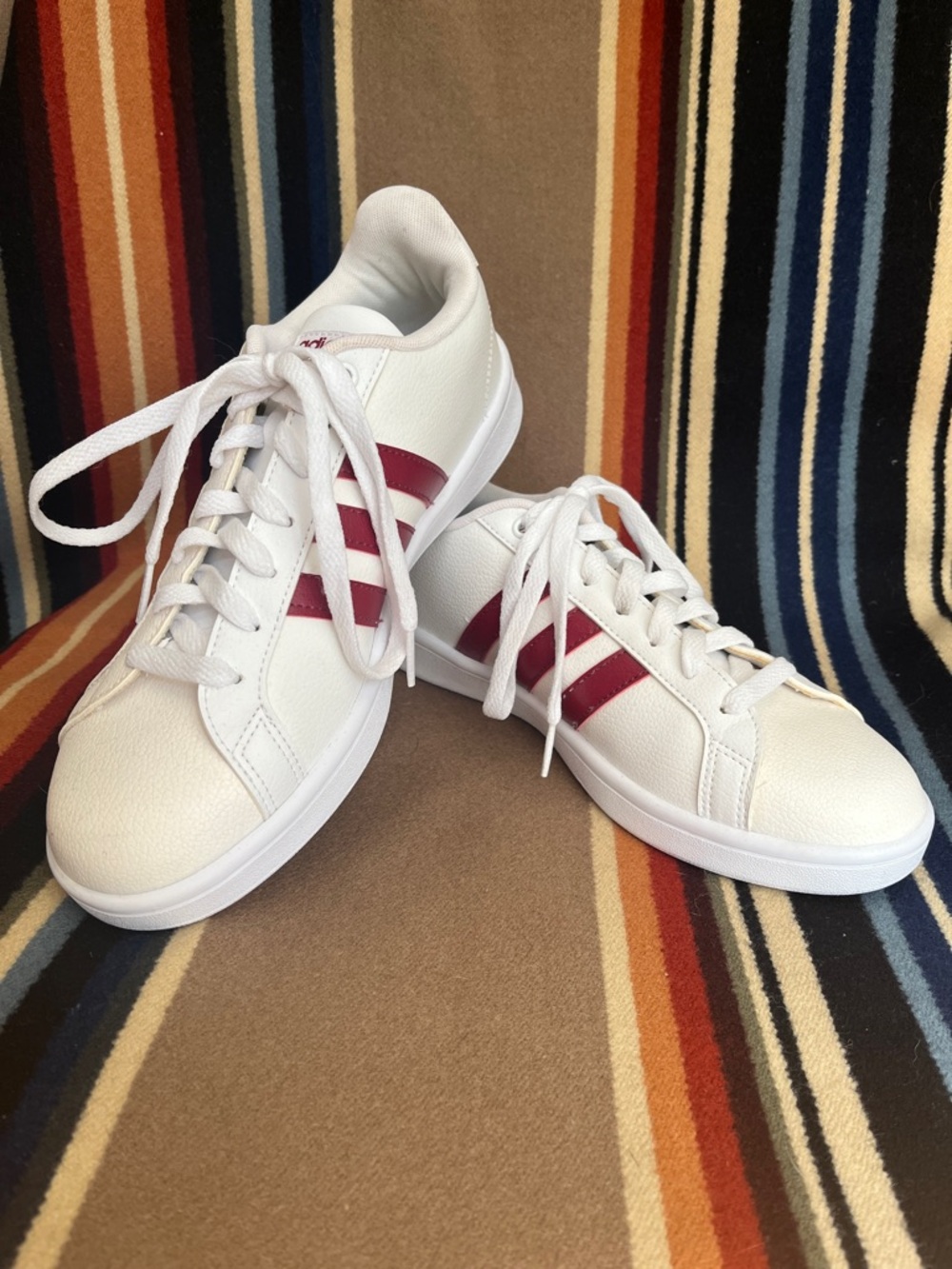 adidas Women’s Cloudfoam Leather Sneaker White with Red Stripes Size 9.5